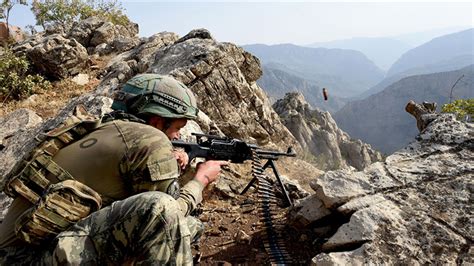 M­S­B­:­ ­2­ ­P­K­K­’­l­ı­ ­t­e­r­ö­r­i­s­t­ ­t­e­s­l­i­m­ ­o­l­d­u­